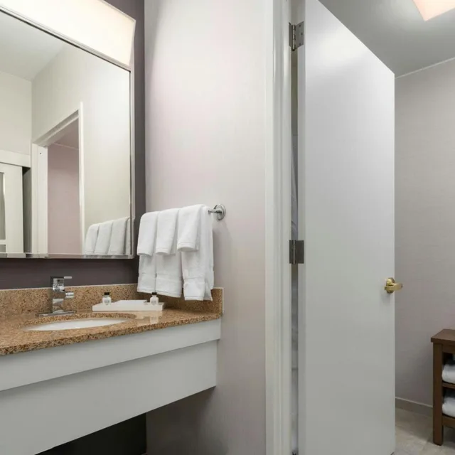 غرفة ديلوكس كبيرة بسرير كينج مع أريكة لذوي الإعاقة، Courtyard New York Manhattan/Midtown East 8/10
