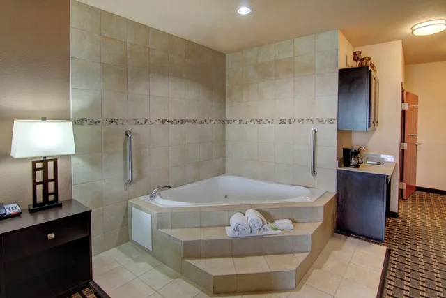Feature, Standard, King Bed, Jetted Tub, Holiday Inn Express Hotel And Suites Huntsville 3/3