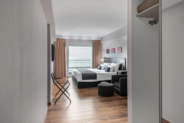 غرفة بسرير كوين بإطلالة على البحر بشرفة، Dazzler By Wyndham Puerto Madryn 8/8