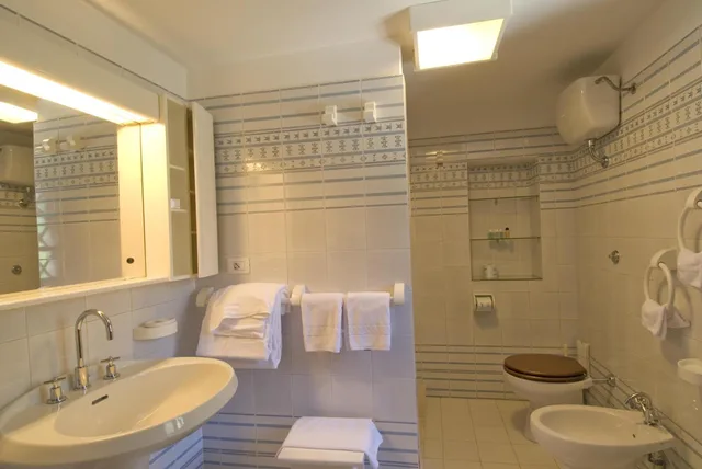 جناح، Hotel Lucrezia 4/5