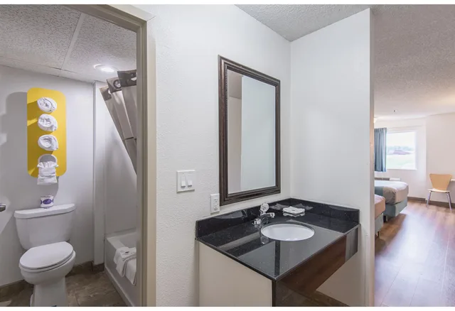 غرفة رباعية بسريرين كوين للمدخنين، Motel6 Lawrence, KS 3/3
