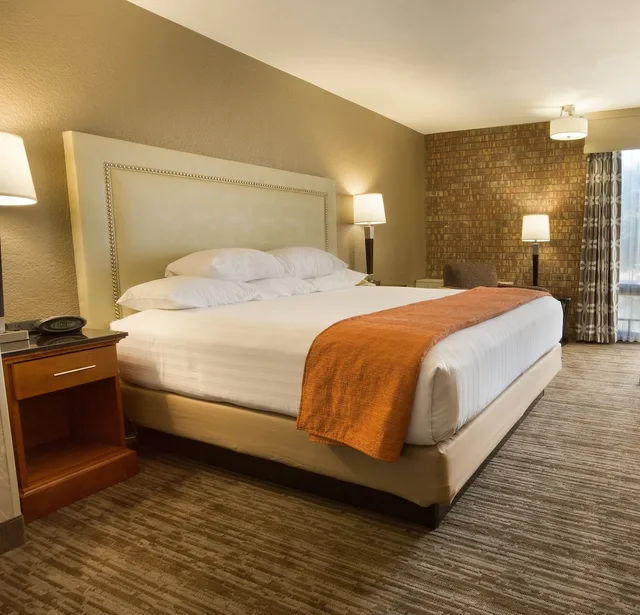 Deluxe, King Bed, High Floor, Drury Inn Suites North Austin 2/6