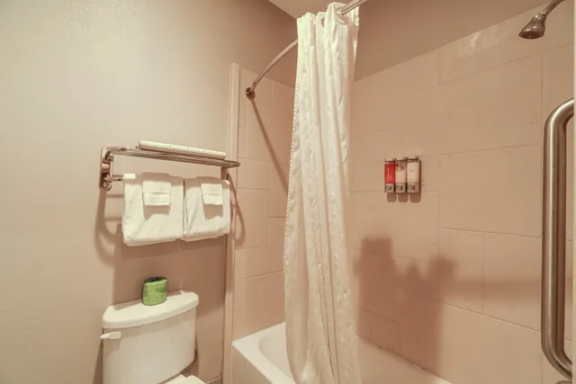 غرفة بسرير كينج لغير المدخنين، Moulton Inn & Suites By OYO Near Shiner TX 5/5