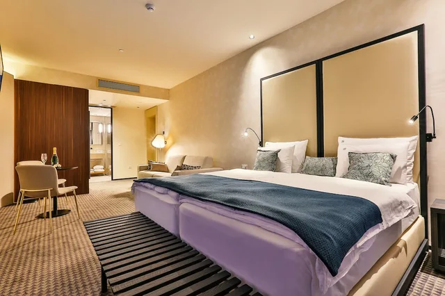غرفة عائلية رباعية بسرير كينج بإطلالة على البحر مع أريكة، Hotel Kalos 2/5