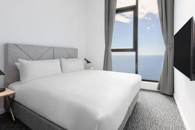 2 Bedrooms, Sky, Ocean, Suite, 2 King Beds، Meriton Suites Surfers Paradise 1/9