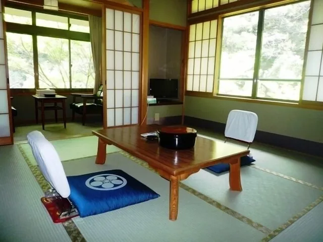 غرفة يابانية تقليدية بفرشتي فوتون بأرضية تاتامي، Takao Kanko Hotel 3/8