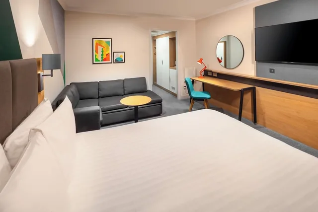 غرفة بريميوم بسرير كوين مع أريكة، Holiday Inn Farnborough by IHG 10/10