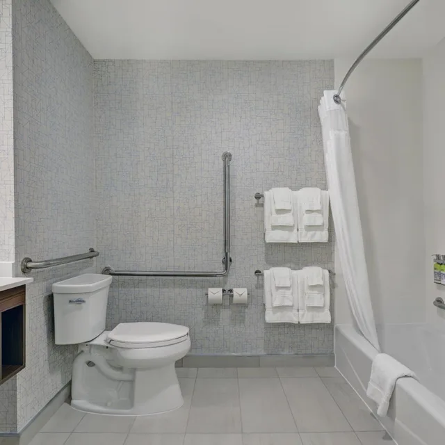 غرفة قياسية بسرير كينج وسريرين كوين لذوي الإعاقة، Holiday Inn Express And Suites Port Elgin 4/6