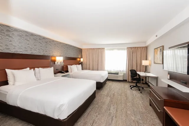 جناح بسريرين كوين مع أريكة، Quality Inn and Suites Val d Or, QC 1/4