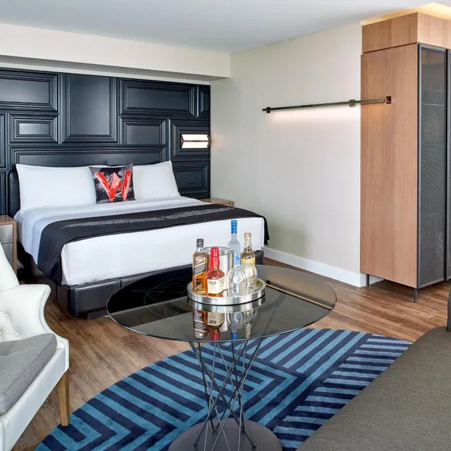 Cool, Guest Room, King Bed, Corner، W BOSTON 3/7