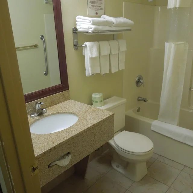 غرفة بسريرين مزدوجين، Quality Inn and Suites Dublin, OH 6/10