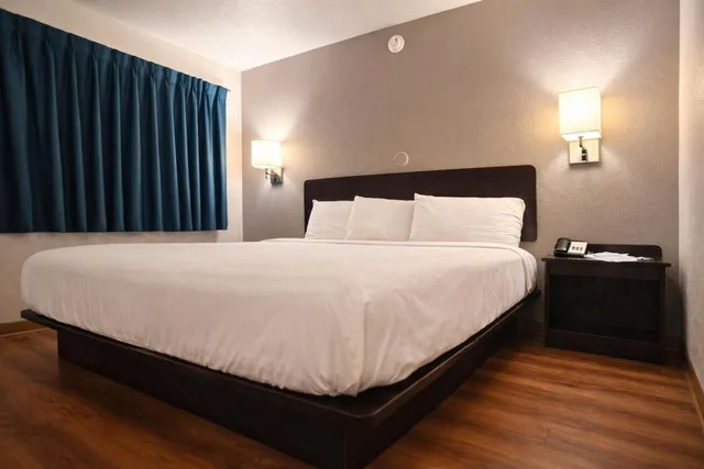 1 King Bed - Mobility Accessible RI Shower Nsmk, Motel6 Blythe, CA 5/10