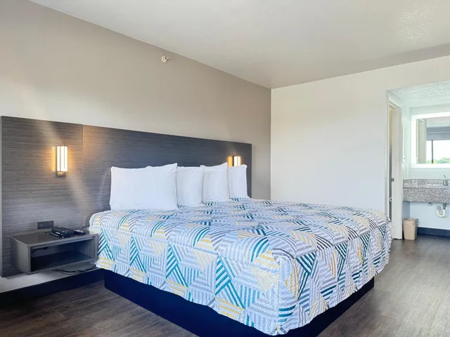 غرفة بسرير كينج للمدخنين، Masters Inn Tucker 1/6