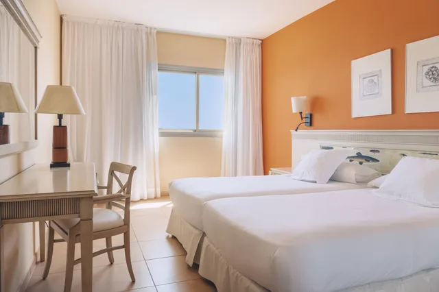 جناح عائلي بسريرين مزدوجين مع أريكة، Iberostar Waves Gaviotas Park 1/10
