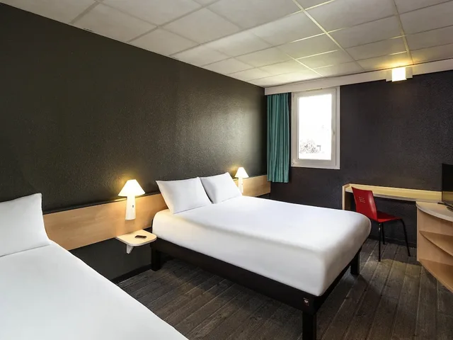 غرفة بسرير مزدوج وسرير فردي، Ibis Lannion Cote De Granit Rose 1/4