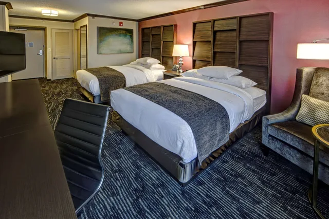 جناح بريميوم بسريرين كوين مع أريكة بمطبخ صغير، Doubletree By Hilton Hotel Decatur Riverfront 2/5