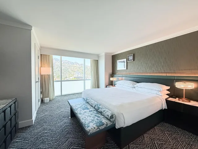 جناح بسرير كينج مع أريكة، Embassy Suites by Hilton Los Angeles Glendale 5/10