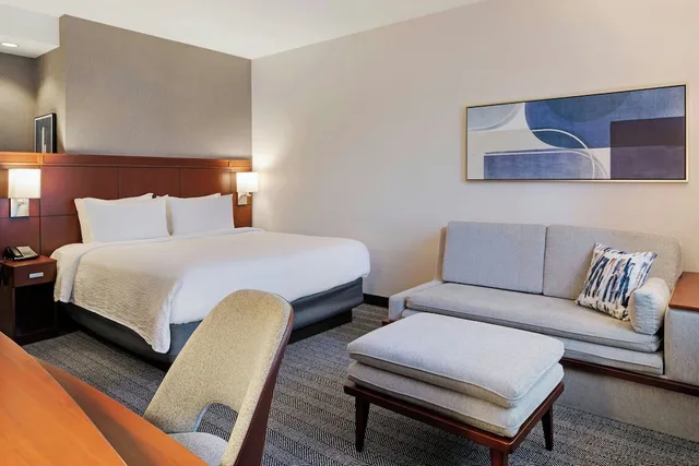 غرفة بسرير كينج مع أريكة، Courtyard Long Beach Airport 7/10