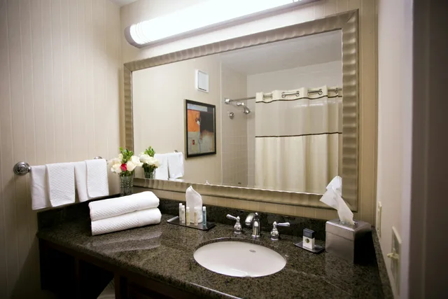 غرفة بسرير كوين، Doubletree Hotel Minneapolis Park Place 3/3