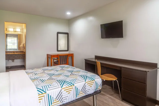 1 King Bed - Smoking, Micfridge، Motel6 Livingston, TX 7/10
