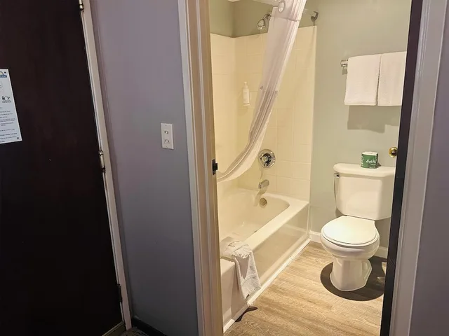 غرفة قياسية بسرير كوين، Days Inn by Wyndham Seatac Airport 9/10