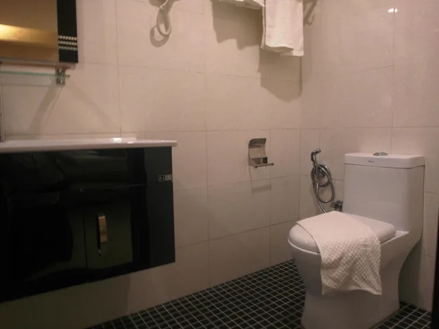 Deluxe, Queen Bed, No Window، Mandarin Hotel 7/9