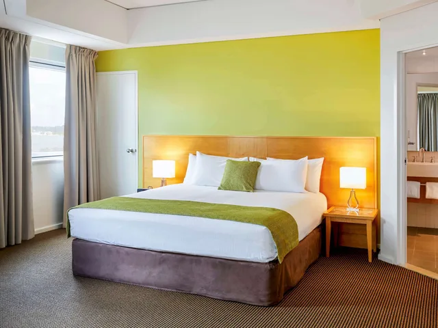 جناح جونيور بسرير كينج بإطلالة على النهر، Novotel Perth Langley 2/9