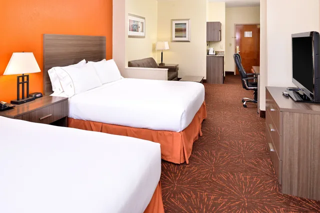 Suite, 2 Queen Beds, Sofa, Holiday Inn Express Hotel And Suites Chattanooga At Lookout Mtn Tn 3/10