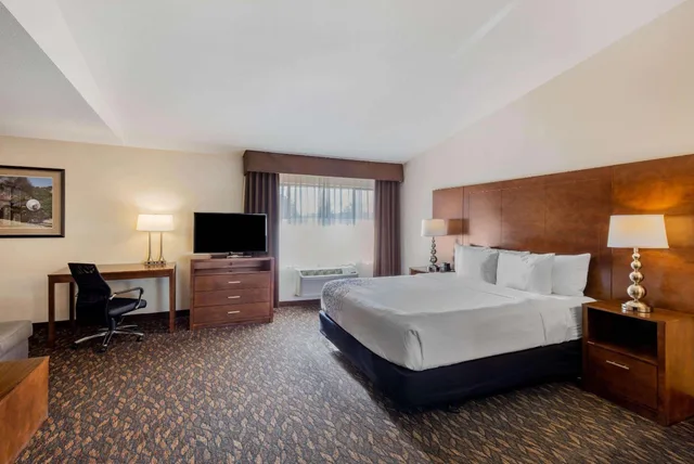 غرفة تنفيذية بسرير كينج مع أريكة، La Quinta Inn & Suites by Wyndham Oakland - Hayward 1/5