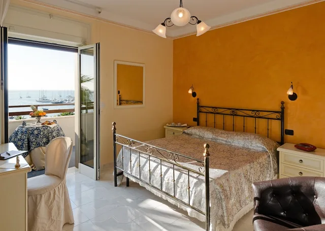 غرفة ديلوكس رباعية بسرير مزدوج وسرير بطابقين بإطلالة على البحر بشرفة، Mediterraneo Hotel 4/4