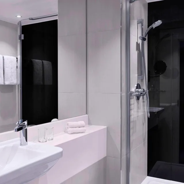 غرفة كلوب بسرير كوين مع دخول صالة النادي، Sheraton Heathrow Hotel 10/10