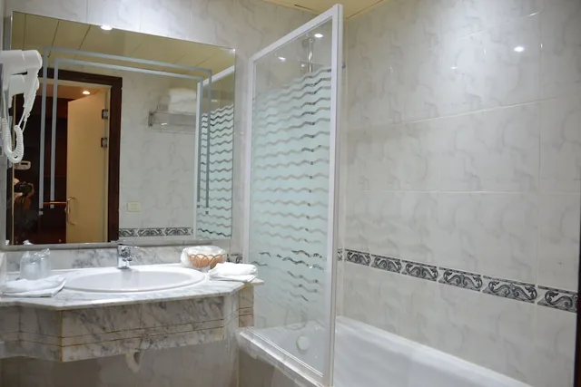 غرفة ملكية كلوب بسرير كوين بإطلالة على البحر، Regency Plaza Aqua Park Spa Resort 9/10