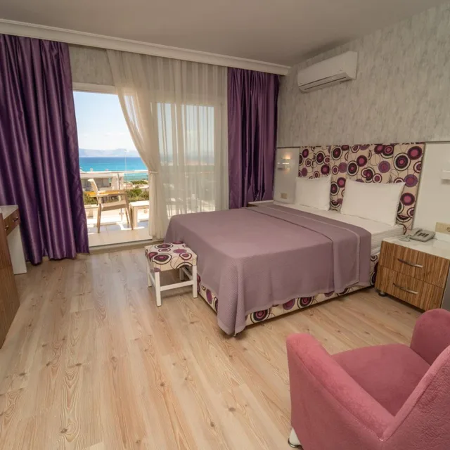 جناح جونيور، Twins Hotel 1/8