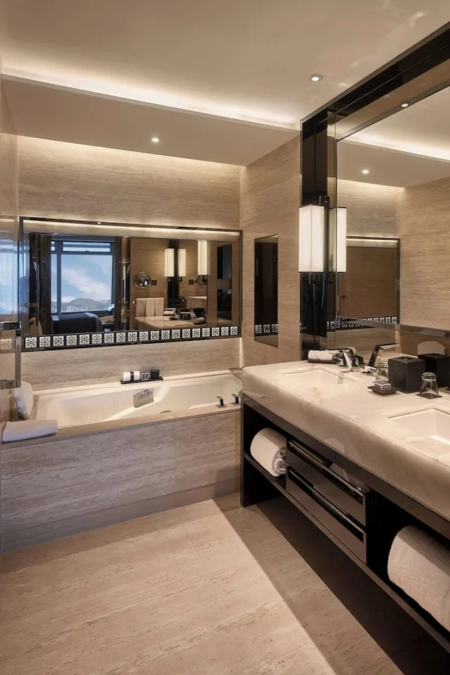 غرفة ديلوكس بسرير كينج بإطلالة على المدينة، The Ritz Carlton Hong Kong 4/6