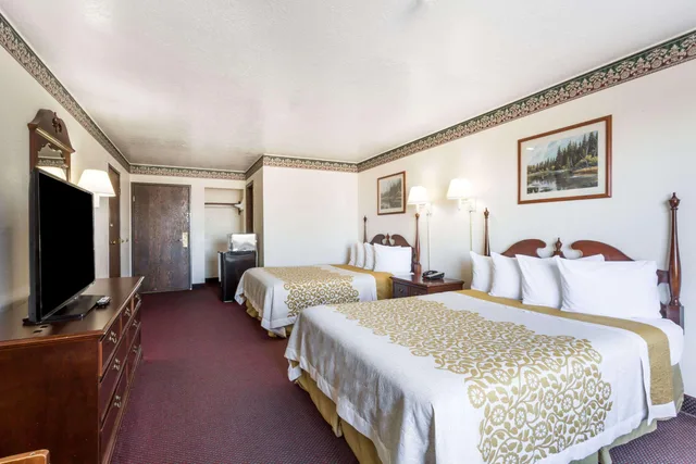 غرفة بسريرين كوين يُسمح فيها بالحيوانات الأليفة، Days Inn by Wyndham Evanston WY 1/1