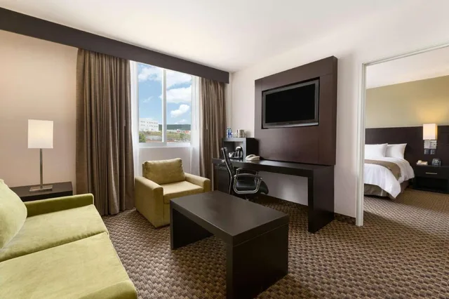 جناح بسرير كينج بغرفتين لذوي الإعاقة، DoubleTree by Hilton Hotel Queretaro 1/1