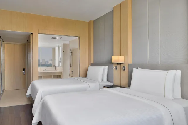 Guest Room, King Bed, Hill View, Large، The Westin Mumbai Powai Lake (ex Renaissance Mumbai) 2/7