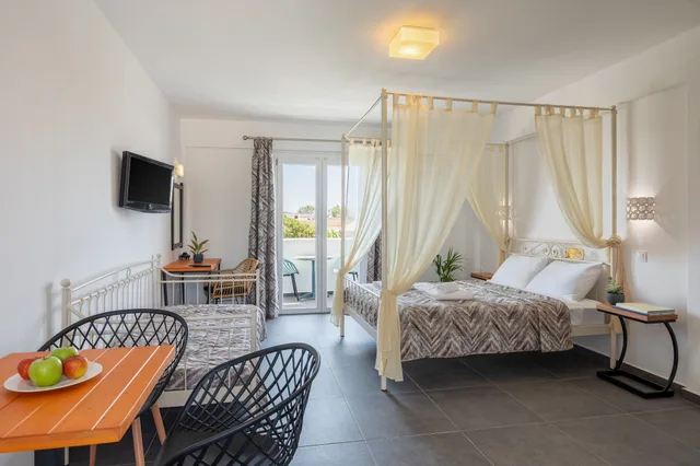 غرفة قياسية ثلاثية بسرير مزدوج مع أريكة، Sea View 6/10