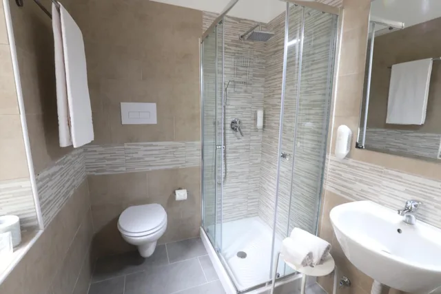 غرفة بسريرين منفصلين بحمام خاص، Hotel Leonardo da Vinci 4/5