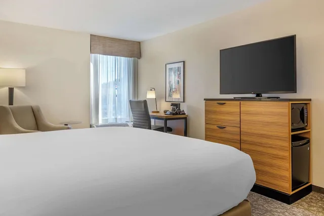 غرفة بسرير كينج في طابق مرتفع، Drury Inn and Suites Southwest St. Louis 3/4