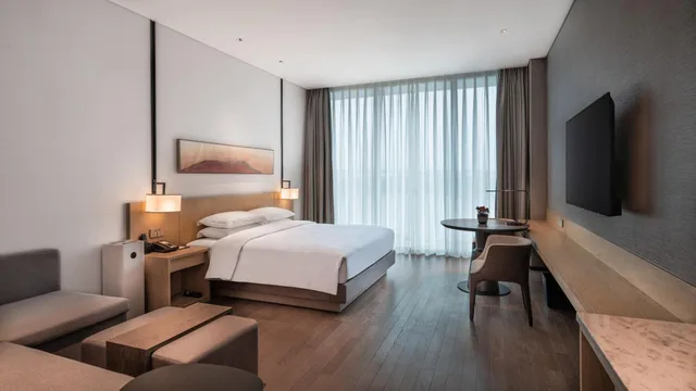 غرفة بسرير كينج بإطلالة على البحيرة مع أريكة، Hyatt Place Changsha Airport 4/4