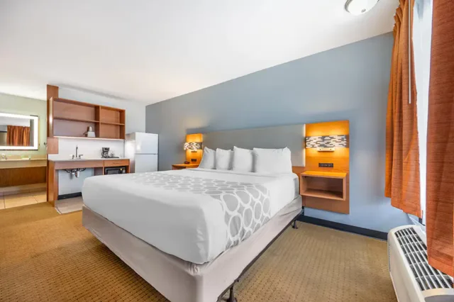 غرفة بسرير كوين، Suburban Studios Branson On The Strip 1/3