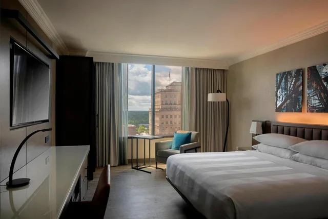 غرفة بسرير كينج بإطلالة على المدينة في طابق مرتفع، Winston-Salem Marriott 1/5