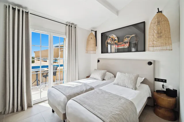 غرفة سوبيريور بسرير كوين بإطلالة على البحر بشرفة، CITOTEL HOSTELLERIE DE LA NARTELLE 3/10