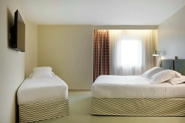 غرفة بريستيج ثلاثية بسرير مزدوج وسرير فردي، Hotel des Victoires - Restaurant 1/3