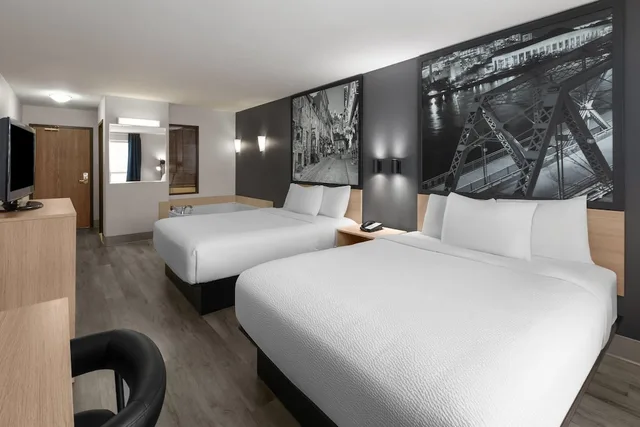 Suite, 2 Queen Beds, Super 8 By Wyndham Quebec City 2/8