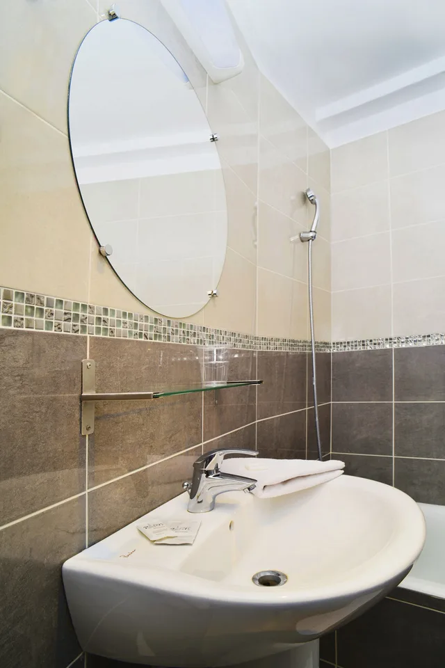 غرفة سوبيريور ثلاثية بسرير مزدوج وسرير فردي، Hotel Ambassadeur Paris 6/9