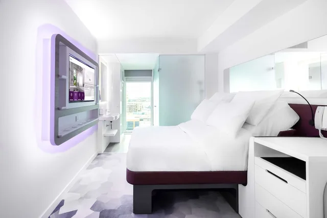 غرفة بريميوم بسرير كوين، YOTEL Amsterdam, Select by Hilton 1/2
