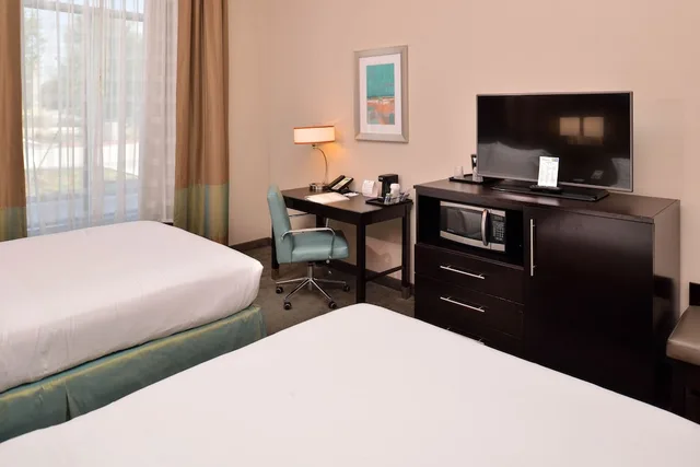 Standard, 2 Queen Beds, Holiday Inn Express And Suites Austin South 2/6