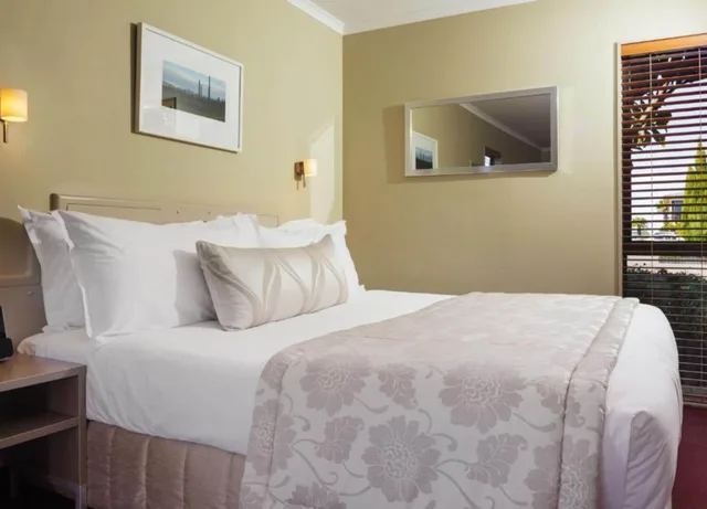 Premium, Studio, King Bed, Fairley Motor Lodge 1/2